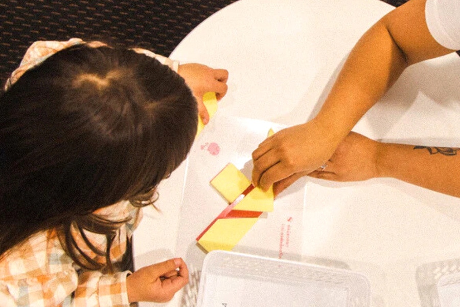 benefits of puzzles for toddlers, featuring a preschooler completing a 3D tangram puzzle challenge in a Shichida class.